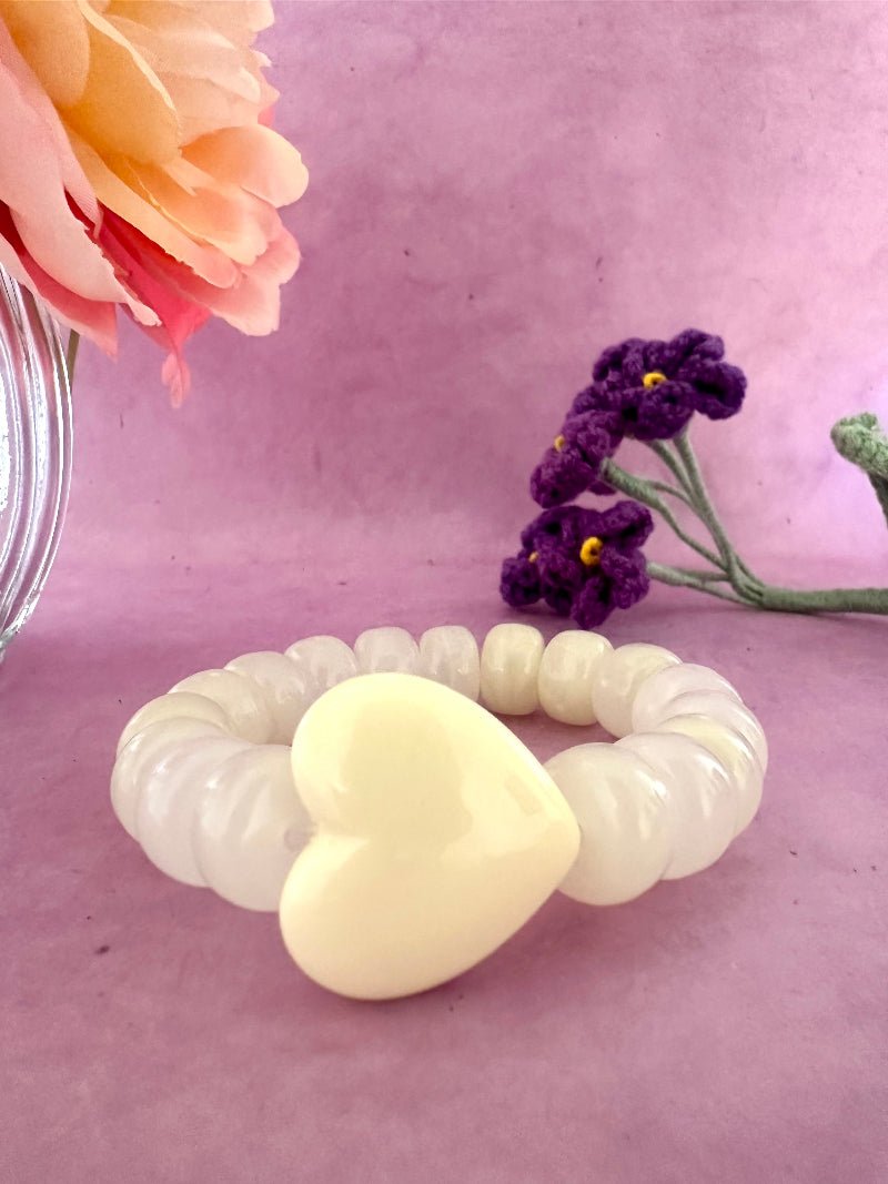 Bracelet élastique CLAUDIE de perles colorées cylindriques et coeur - Camilmari Bijoux - Écru marbré avec un cœur écru