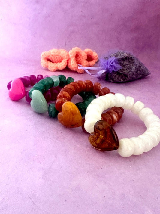 Bracelet élastique CLAUDIE de perles colorées cylindriques et coeur - Camilmari Bijoux - Corail avec un cœur rose pâle