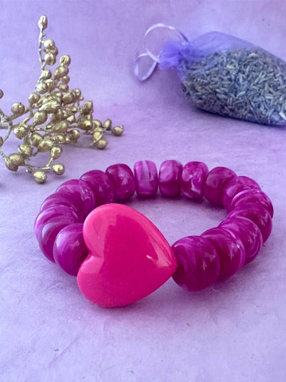 Bracelet élastique CLAUDIE de perles colorées cylindriques et coeur - Camilmari Bijoux - Fuchsia - violet avec un cœur rose fuchsia