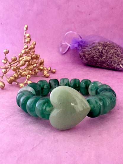 Bracelet élastique CLAUDIE de perles colorées cylindriques et coeur - Camilmari Bijoux - Vert intense avec un cœur lichen marbré