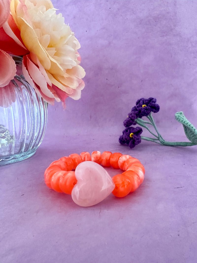 Bracelet élastique CLAUDIE de perles colorées cylindriques et coeur - Camilmari Bijoux - Corail avec un cœur rose pâle