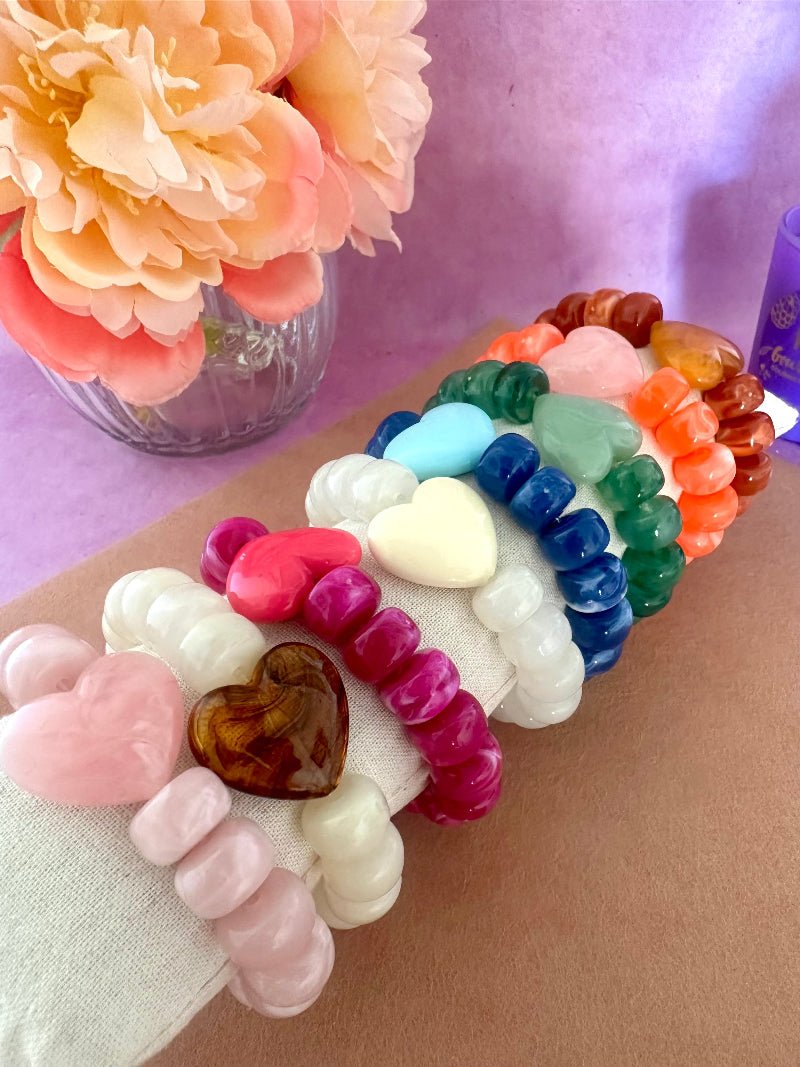 Bracelet élastique CLAUDIE de perles colorées cylindriques et coeur - Camilmari Bijoux - Composition de coloris sur mesure