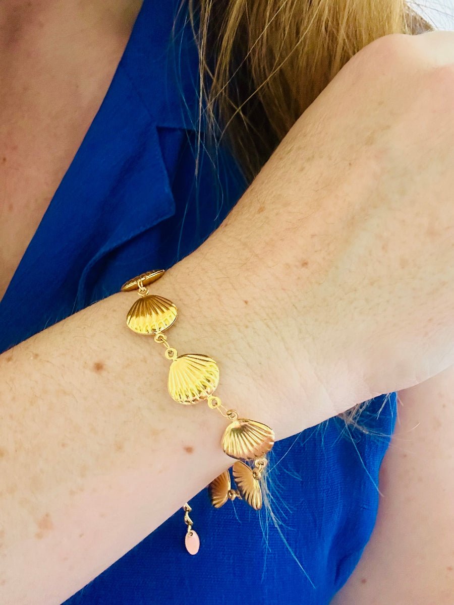 Bracelet NÉRÉIDE – chaîne de coquillages dorés en acier inoxydable - Camilmari Bijoux - 