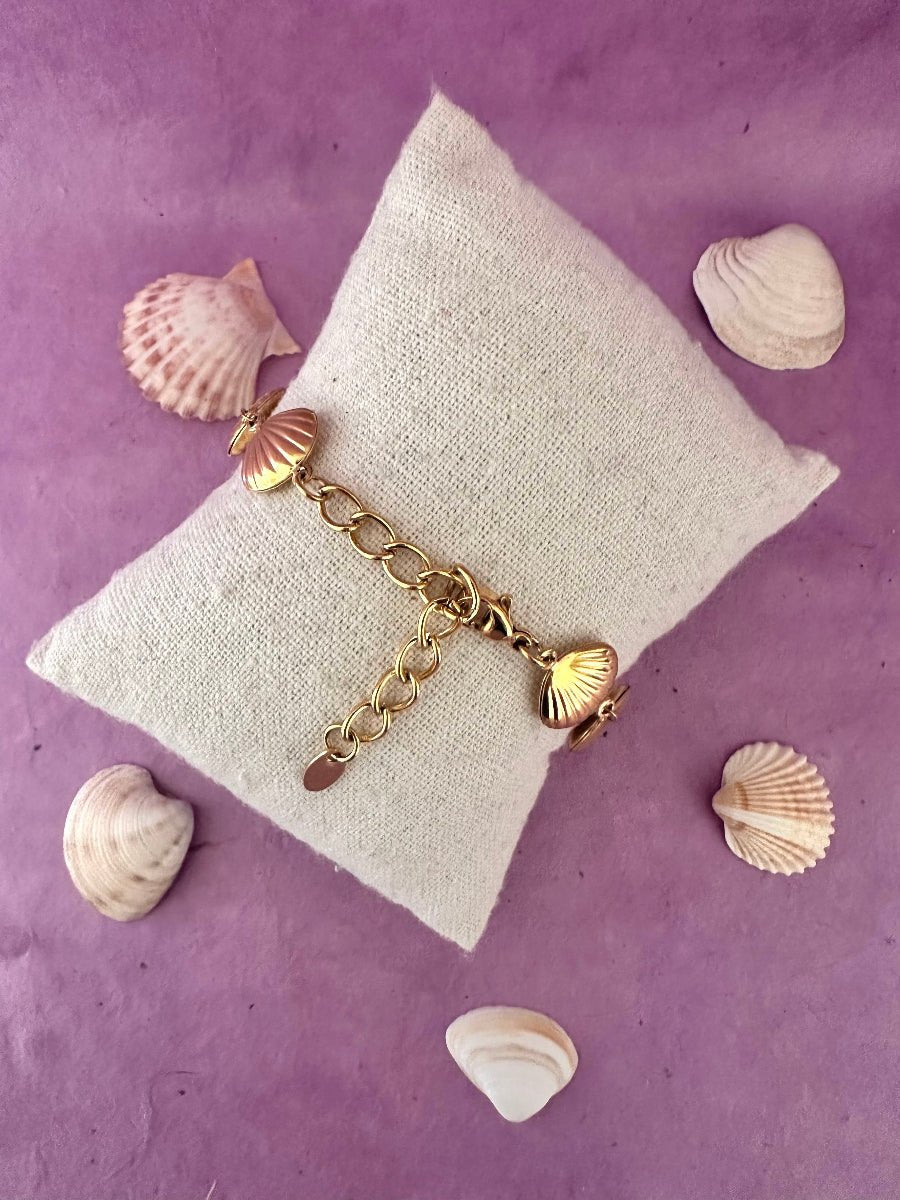 Bracelet NÉRÉIDE – chaîne de coquillages dorés en acier inoxydable - Camilmari Bijoux - 