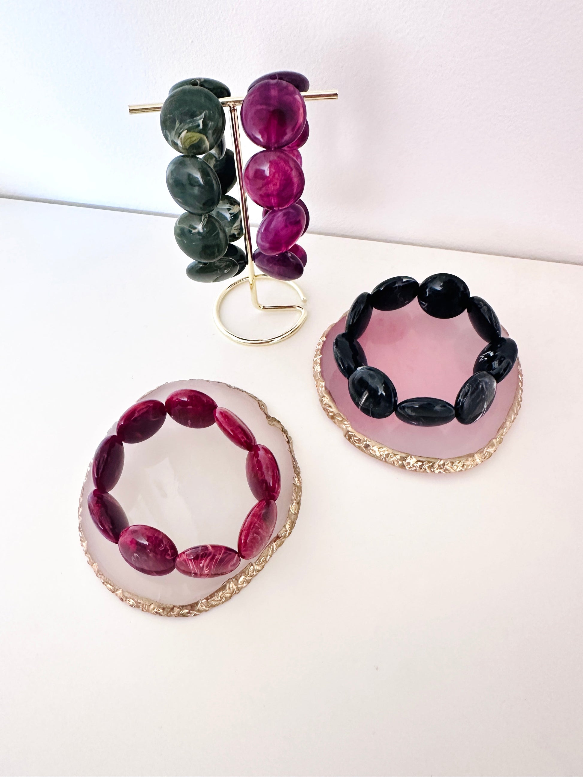 Bracelet SIENNA - Bracelet coloré élastique en perles plates fait main - Camilmari Bijoux - Noir diamètre 16 cm