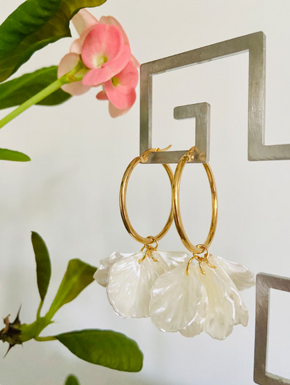  Créoles CAMILLE NACRE – Boucles d'oreilles à pétales blancs nacrés-Boucles d'oreilles-Camilmari Bijoux-Camilmari Bijoux.
