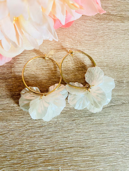  Créoles CAMILLE NACRE – Boucles d'oreilles à pétales blancs nacrés-Boucles d'oreilles-Camilmari Bijoux-Camilmari Bijoux.