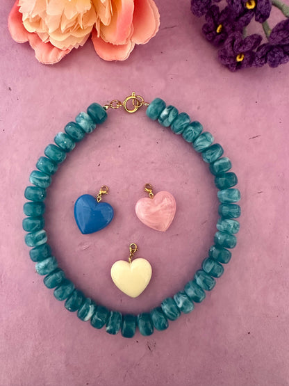 Coffret cadeau collier coeur CLAUDIE - Camilmari Bijoux - Collier bleu canard avec coeurs bleu / rose pâle / écru