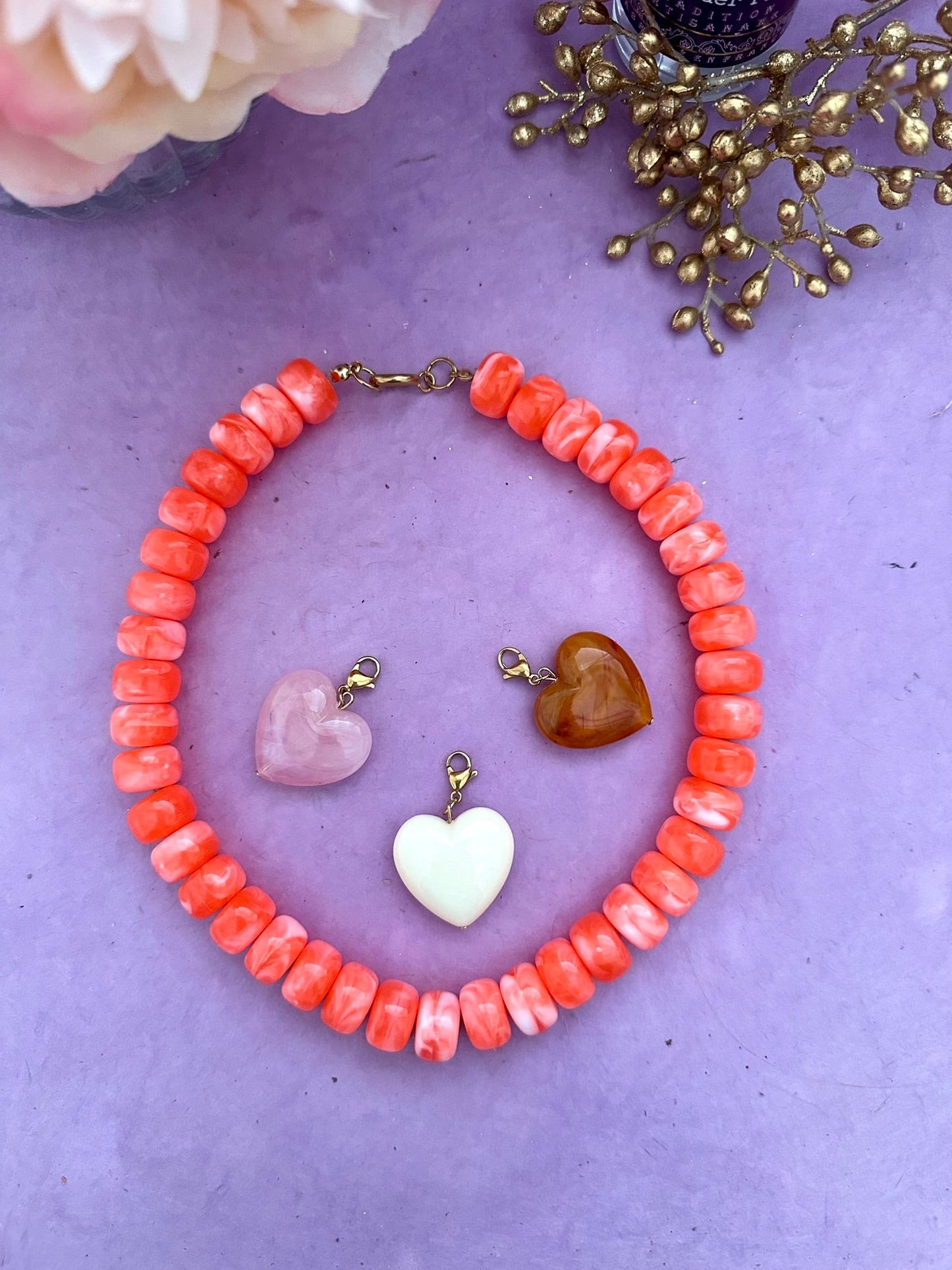 Coffret cadeau collier coeur CLAUDIE – Collier de perles coloré avec ses 3 pendentifs cœurs amovibles - Camilmari Bijoux - Collier corail avec cœurs rose pâle / abricot / écru