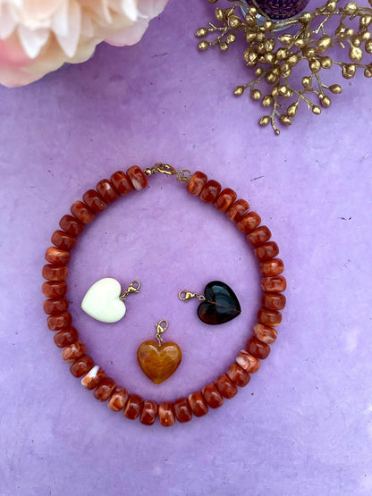 Coffret cadeau collier coeur CLAUDIE – Collier de perles coloré avec ses 3 pendentifs cœurs amovibles - Camilmari Bijoux - Collier terracotta avec cœurs abricot / marron ambré / écru