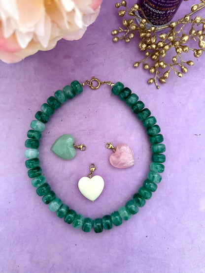 Coffret cadeau collier coeur CLAUDIE – Collier de perles coloré avec ses 3 pendentifs cœurs amovibles - Camilmari Bijoux - Collier vert intense avec cœurs vert lichen / rose pâle / écru