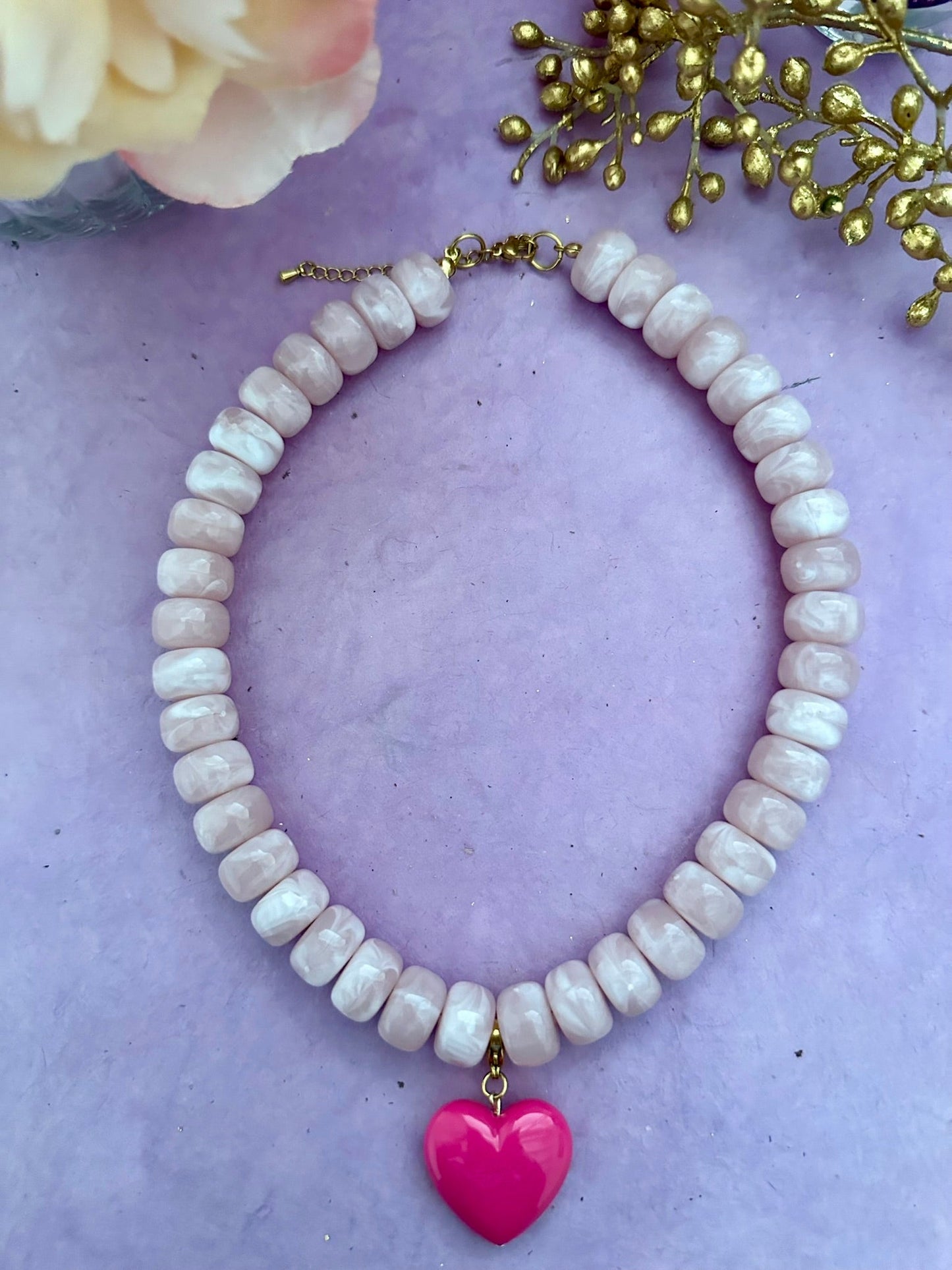 Coffret cadeau collier coeur CLAUDIE – Collier de perles coloré avec ses 3 pendentifs cœurs amovibles - Camilmari Bijoux - Composition sur mesure de votre choix