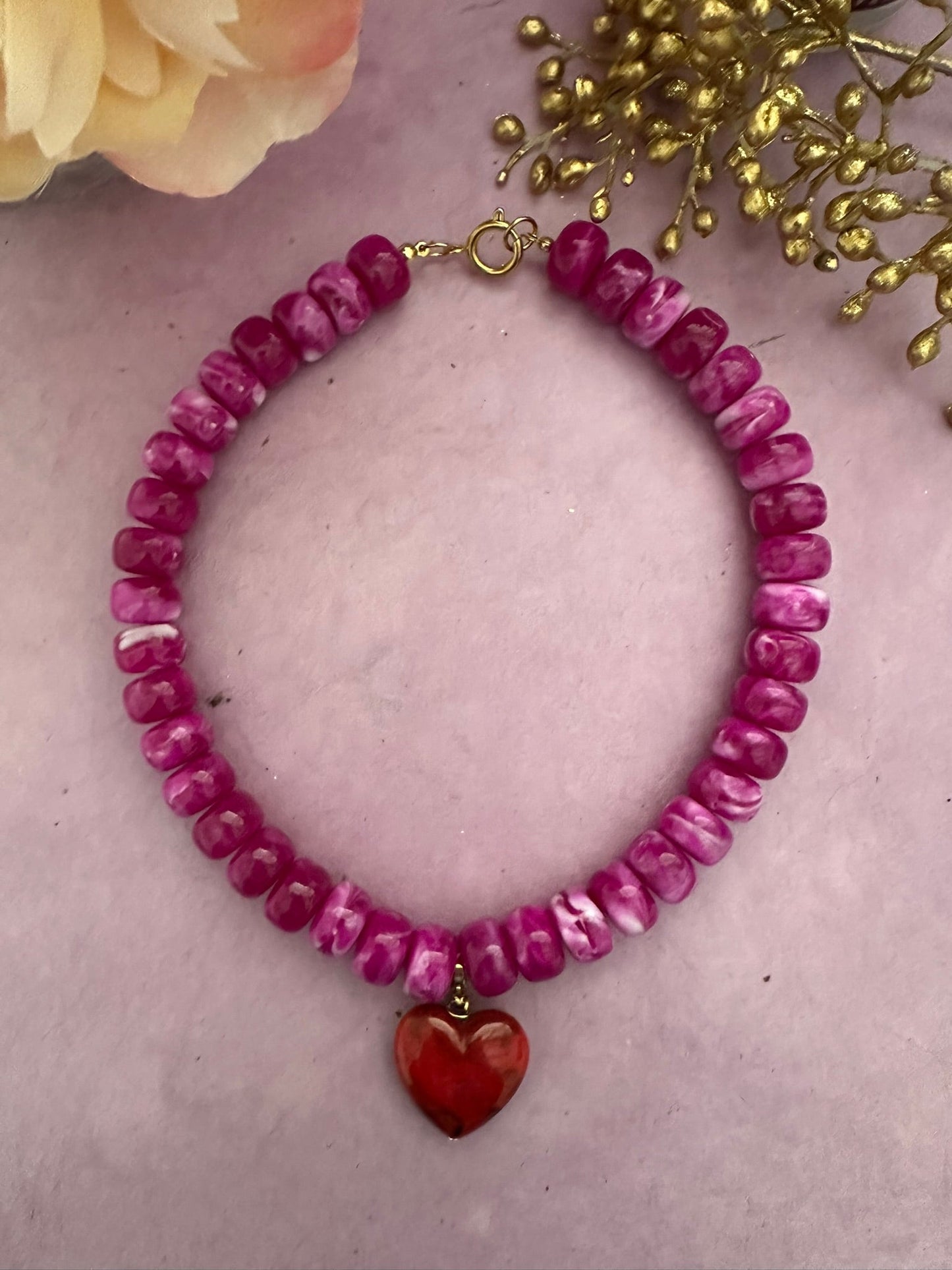 Coffret cadeau collier coeur CLAUDIE – Collier de perles coloré avec ses 3 pendentifs cœurs amovibles - Camilmari Bijoux - Composition sur mesure de votre choix