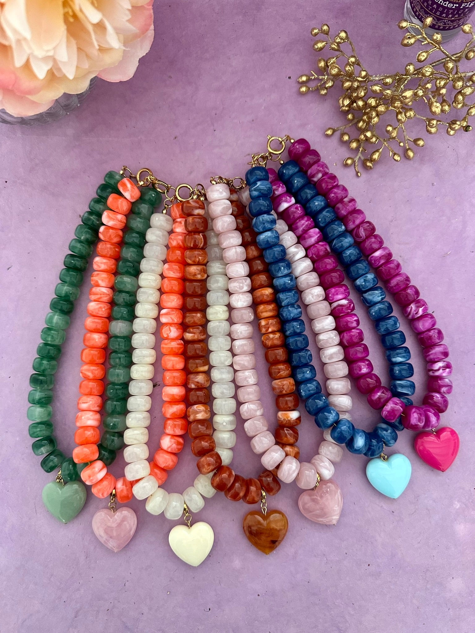 Coffret cadeau collier coeur CLAUDIE – Collier de perles coloré avec ses 3 pendentifs cœurs amovibles - Camilmari Bijoux - Composition sur mesure de votre choix