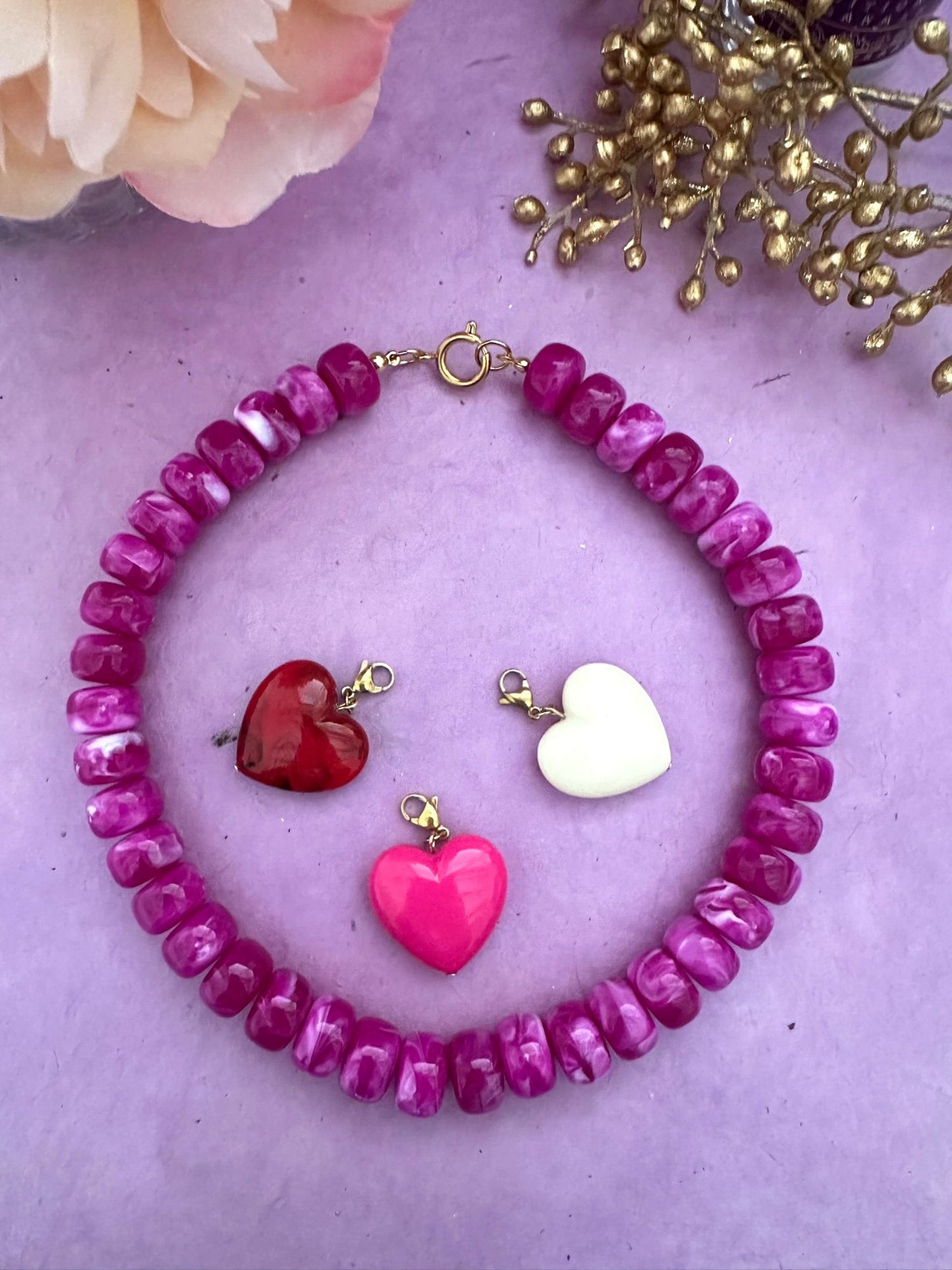 Coffret cadeau collier coeur CLAUDIE – Collier de perles coloré avec ses 3 pendentifs cœurs amovibles - Camilmari Bijoux - Collier violet avec cœurs rose fuchsia / rouge / écru