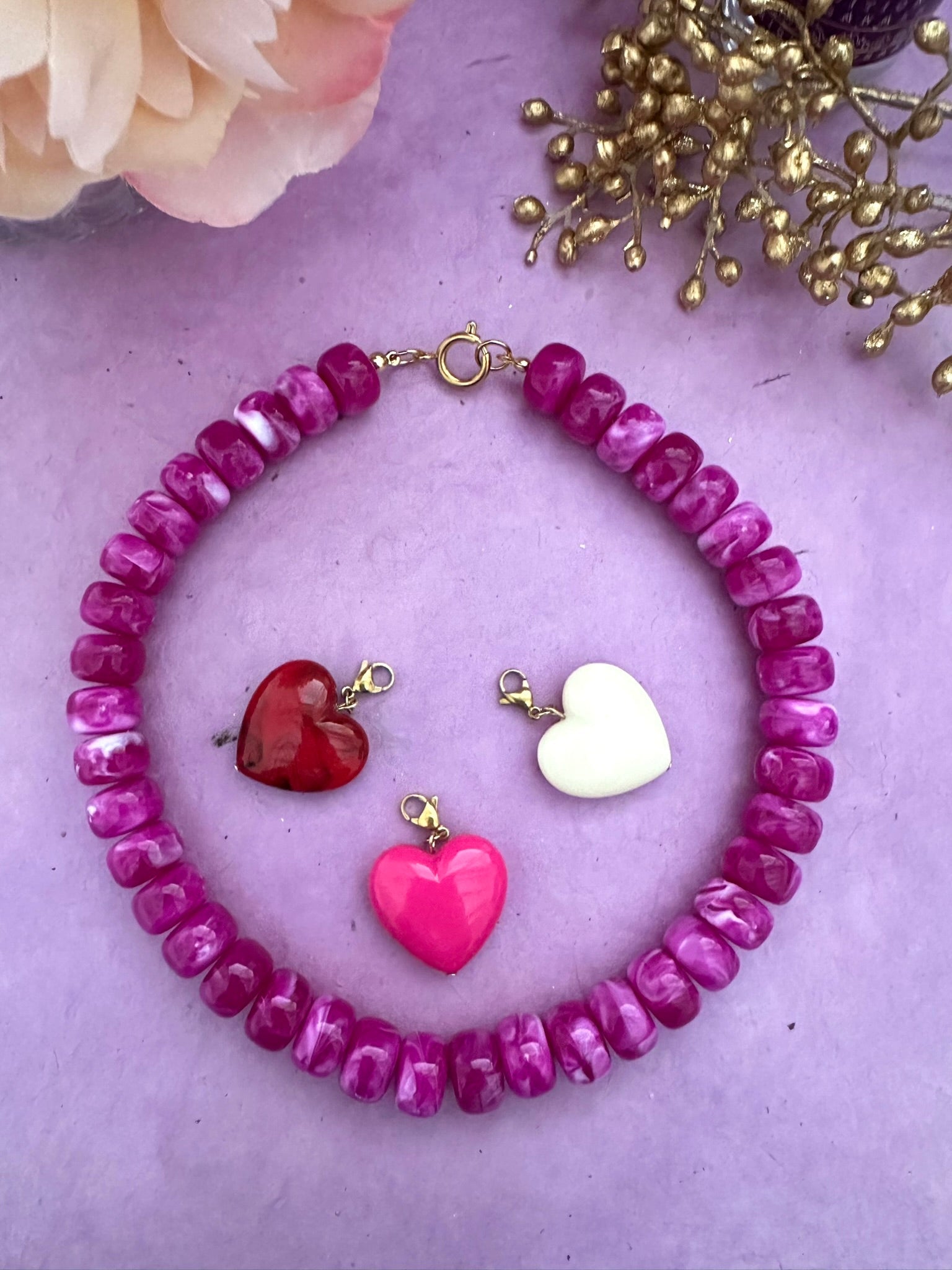 Coffret cadeau collier coeur CLAUDIE – Collier de perles coloré avec ses 3 pendentifs cœurs amovibles - Camilmari Bijoux - Collier violet avec cœurs rose fuchsia / rouge / écru
