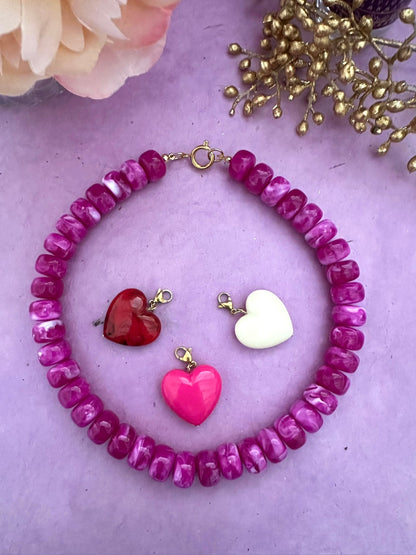 Coffret cadeau collier coeur CLAUDIE – Collier de perles coloré avec ses 3 pendentifs cœurs amovibles - Camilmari Bijoux - Collier violet avec cœurs rose fuchsia / rouge / écru