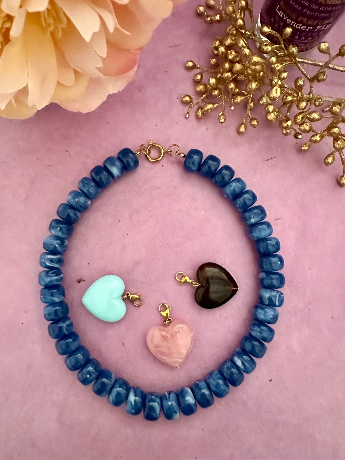 Coffret cadeau collier coeur CLAUDIE – Collier de perles coloré avec ses 3 pendentifs cœurs amovibles - Camilmari Bijoux - Collier bleu marine avec cœurs bleu pâle / rose pâle / marron ambré