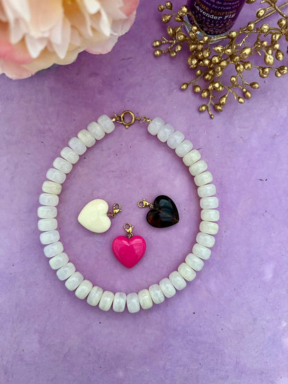 Coffret cadeau collier coeur CLAUDIE – Collier de perles coloré avec ses 3 pendentifs cœurs amovibles - Camilmari Bijoux - Collier blanc écru avec cœurs écru / rose fuchsia / marron ambré
