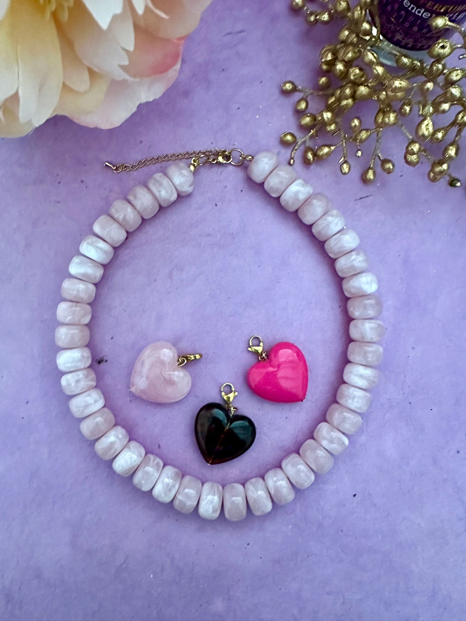 Coffret cadeau collier coeur CLAUDIE – Collier de perles coloré avec ses 3 pendentifs cœurs amovibles - Camilmari Bijoux - Collier rose pâle avec cœurs rose pâle / marron ambré / rose fuchsia
