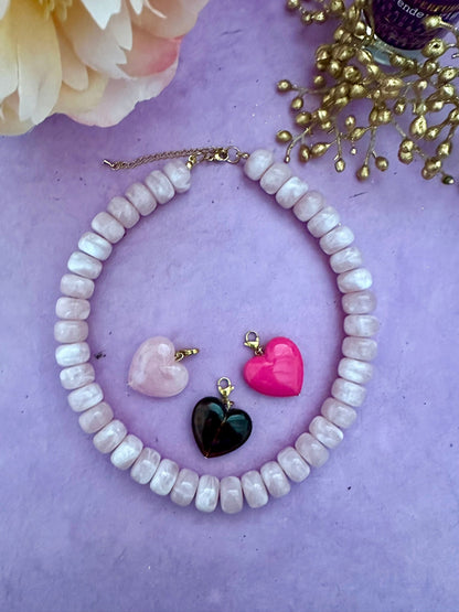 Coffret cadeau collier coeur CLAUDIE – Collier de perles coloré avec ses 3 pendentifs cœurs amovibles - Camilmari Bijoux - Collier rose pâle avec cœurs rose pâle / marron ambré / rose fuchsia