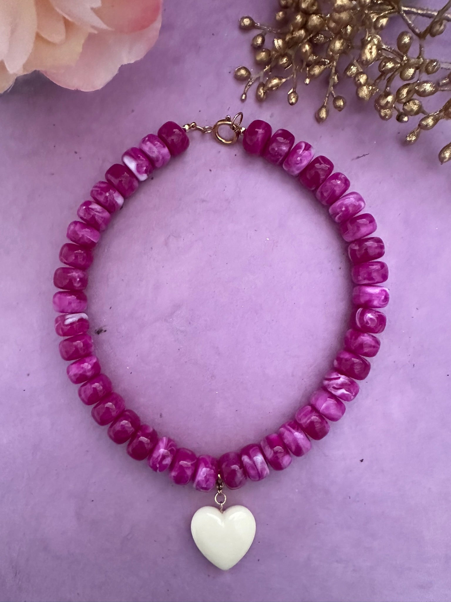 Coffret cadeau collier coeur CLAUDIE – Collier de perles coloré avec ses 3 pendentifs cœurs amovibles - Camilmari Bijoux - Composition sur mesure de votre choix