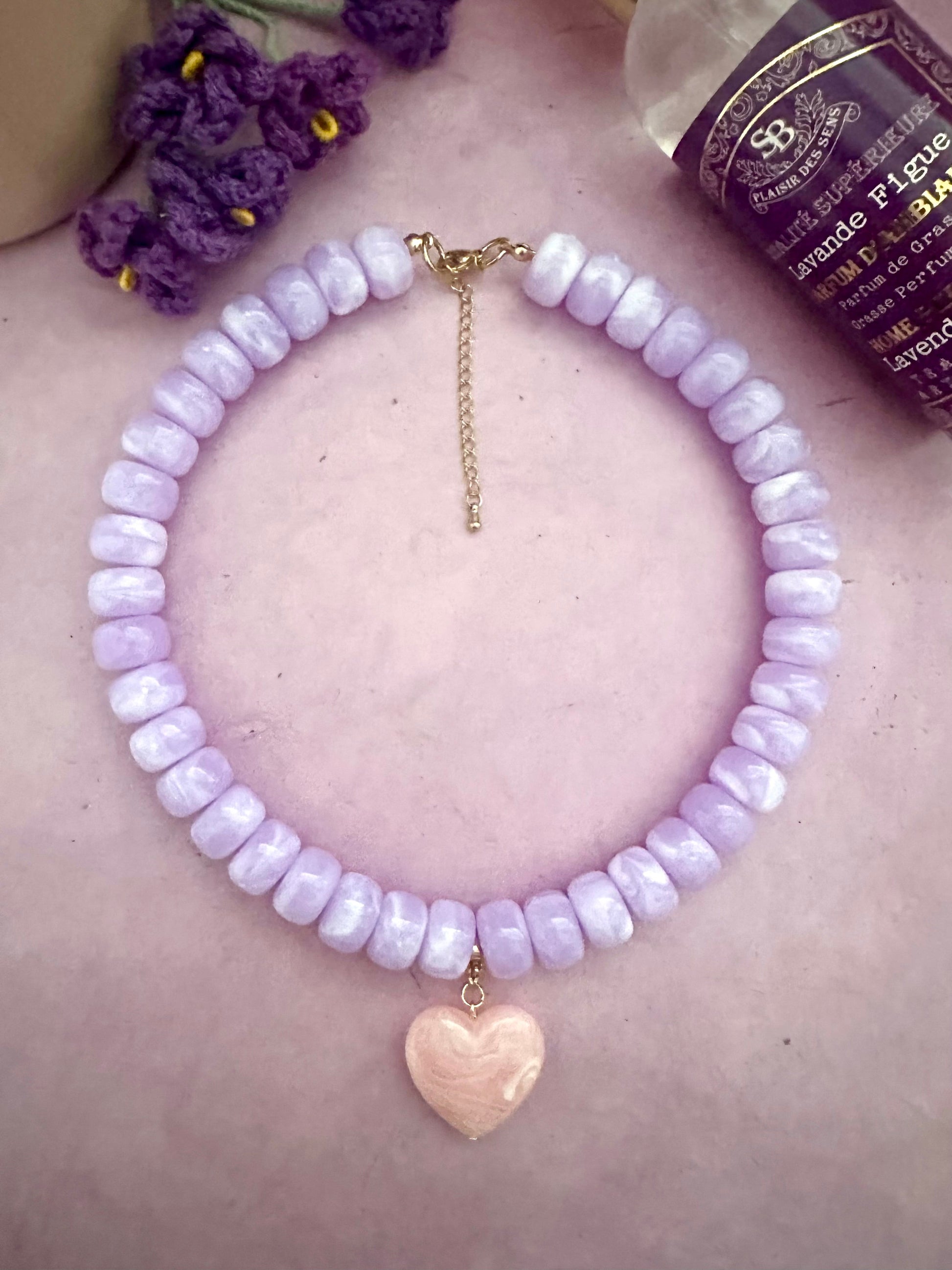 Coffret cadeau collier coeur CLAUDIE - Camilmari Bijoux - Collier lilas avec cœurs lilas rose pâle et écru