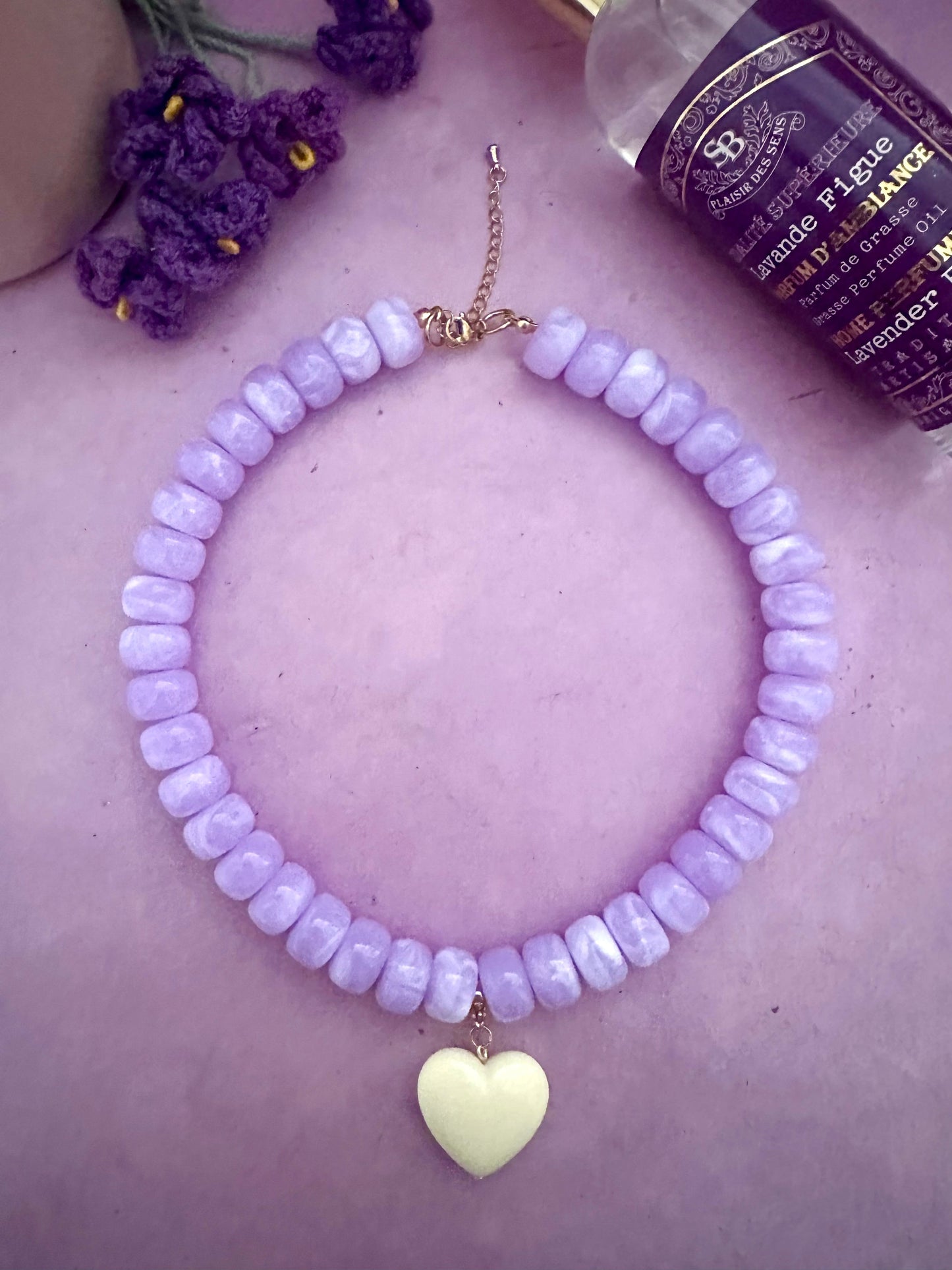 Coffret cadeau collier coeur CLAUDIE - Camilmari Bijoux - Collier lilas avec cœurs lilas rose pâle et écru
