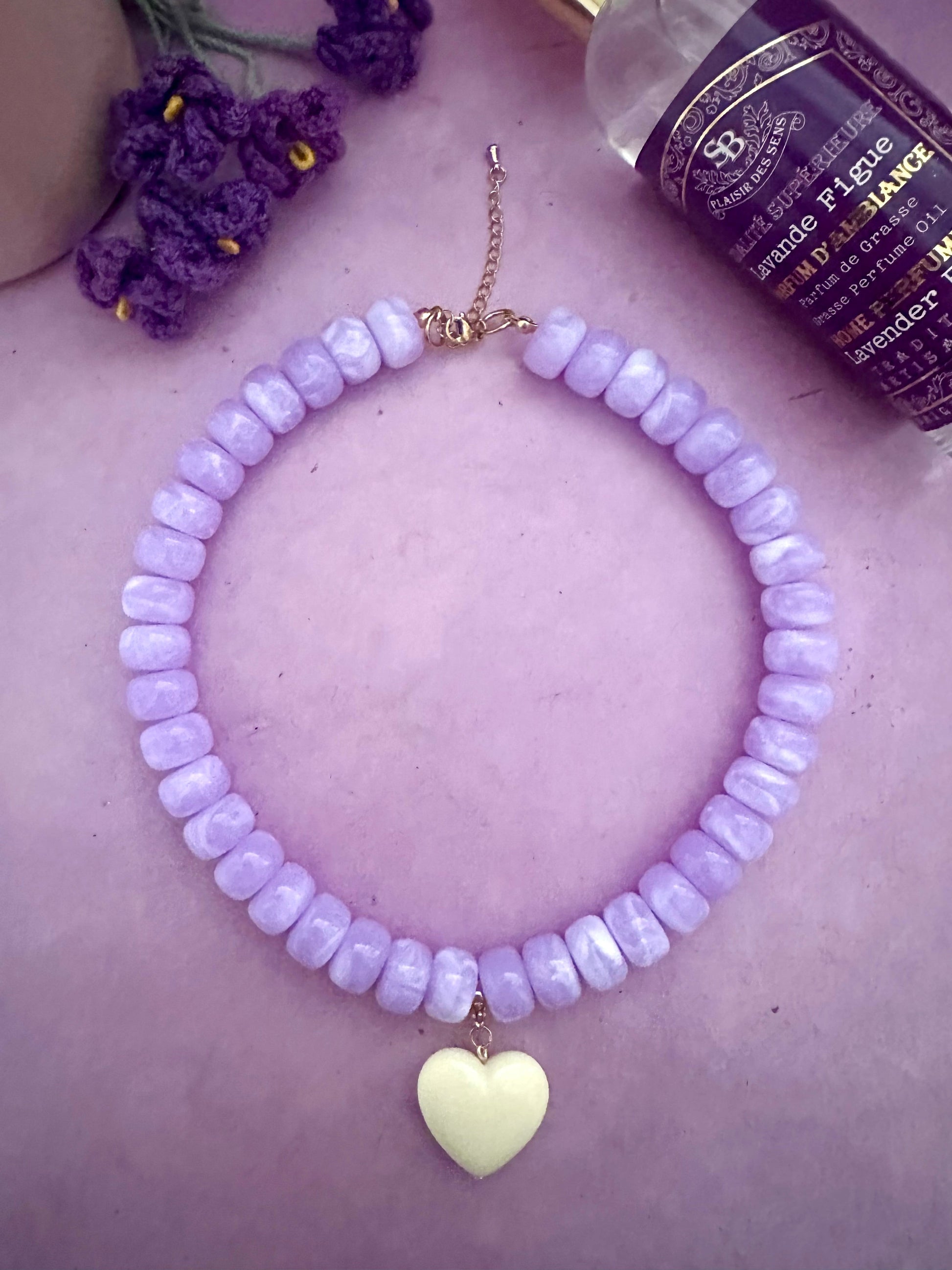 Coffret cadeau collier coeur CLAUDIE - Camilmari Bijoux - Collier lilas avec cœurs lilas rose pâle et écru