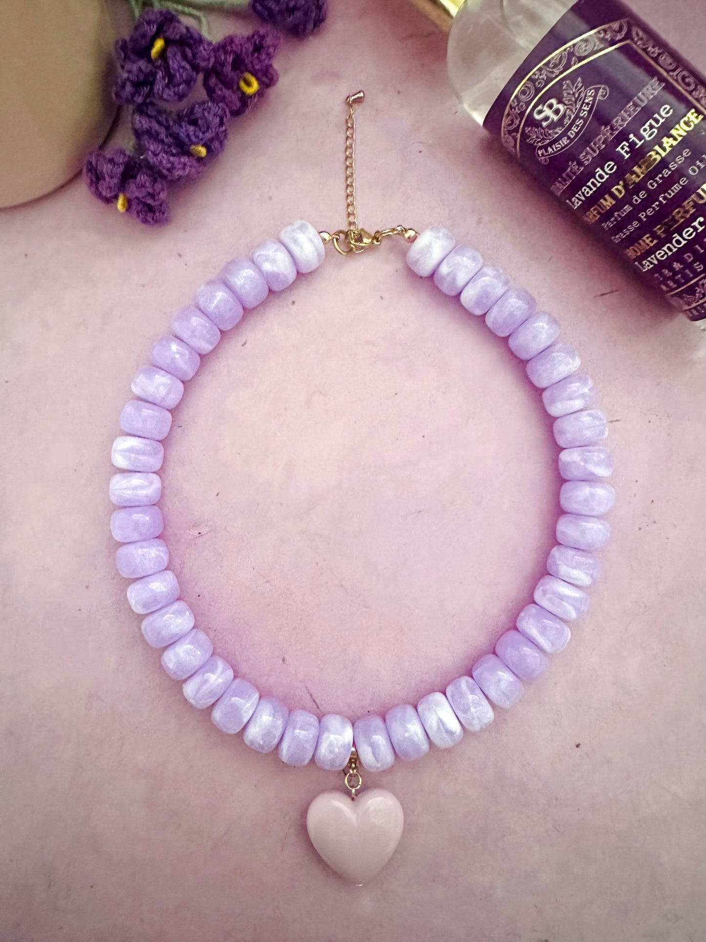 Coffret cadeau collier coeur CLAUDIE - Camilmari Bijoux - Collier lilas avec cœurs lilas rose pâle et écru