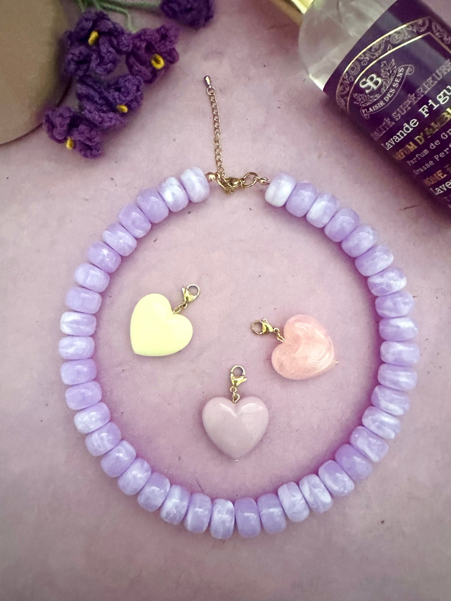 Coffret cadeau collier coeur CLAUDIE - Camilmari Bijoux - Collier lilas avec cœurs lilas rose pâle et écru