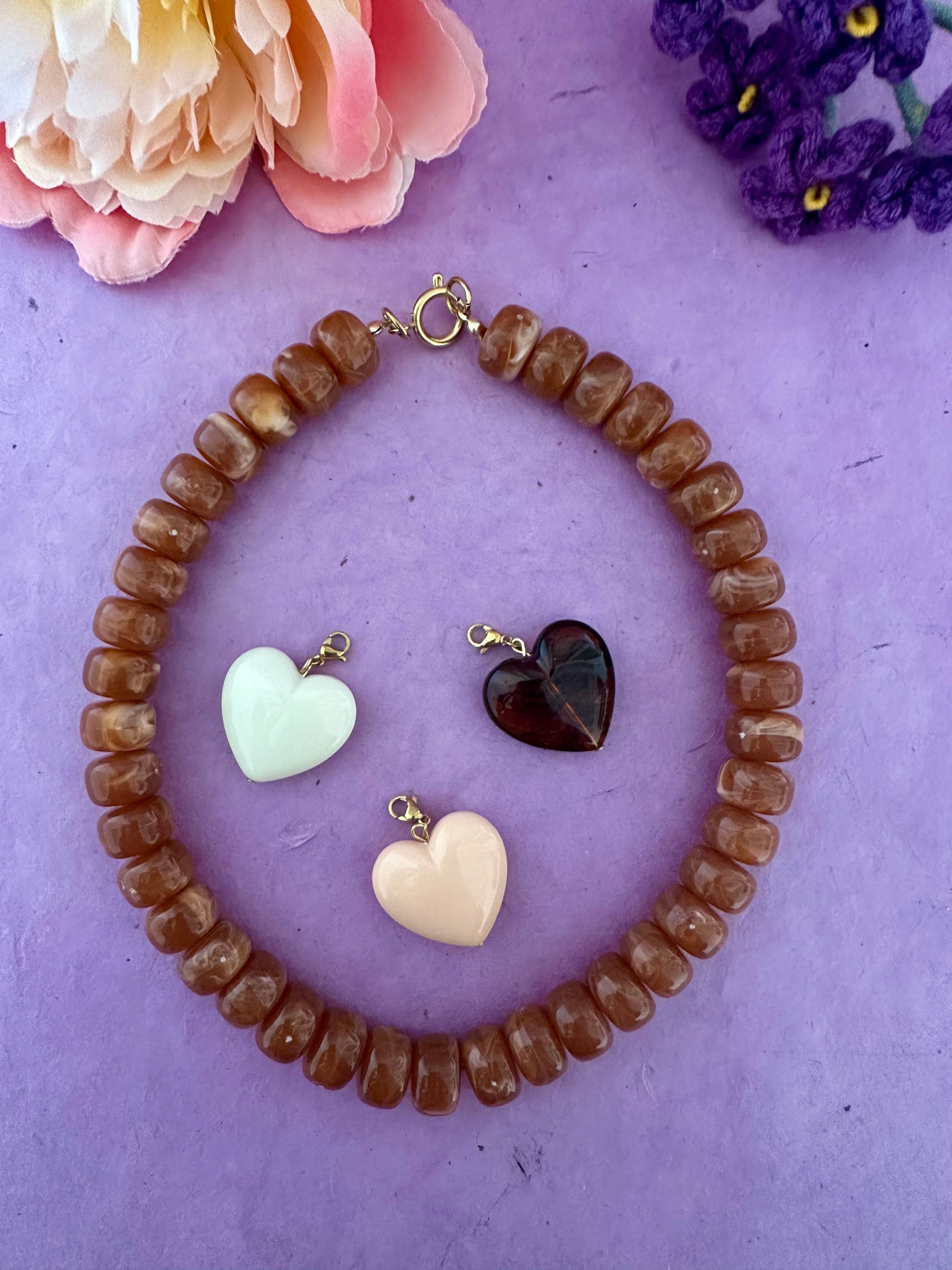 Coffret cadeau collier coeur CLAUDIE - Camilmari Bijoux - Collier marron clair avec coeurs brun ambré / pêche / écru