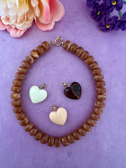 Coffret cadeau collier coeur CLAUDIE - Camilmari Bijoux - Collier marron clair avec coeurs brun ambré / pêche / écru