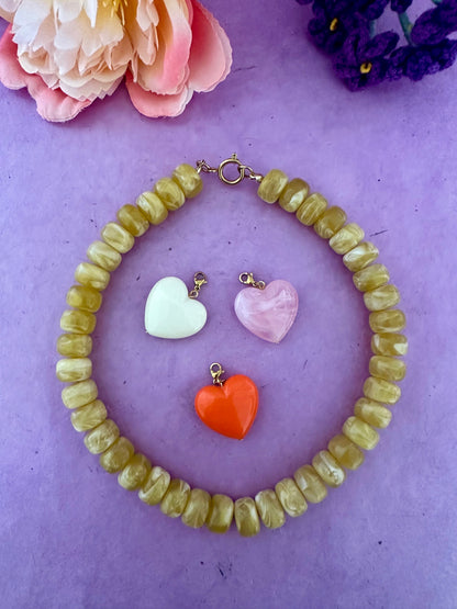 Coffret cadeau collier coeur CLAUDIE - Camilmari Bijoux - Collier ocre avec coeurs écru / rose pâle / orange