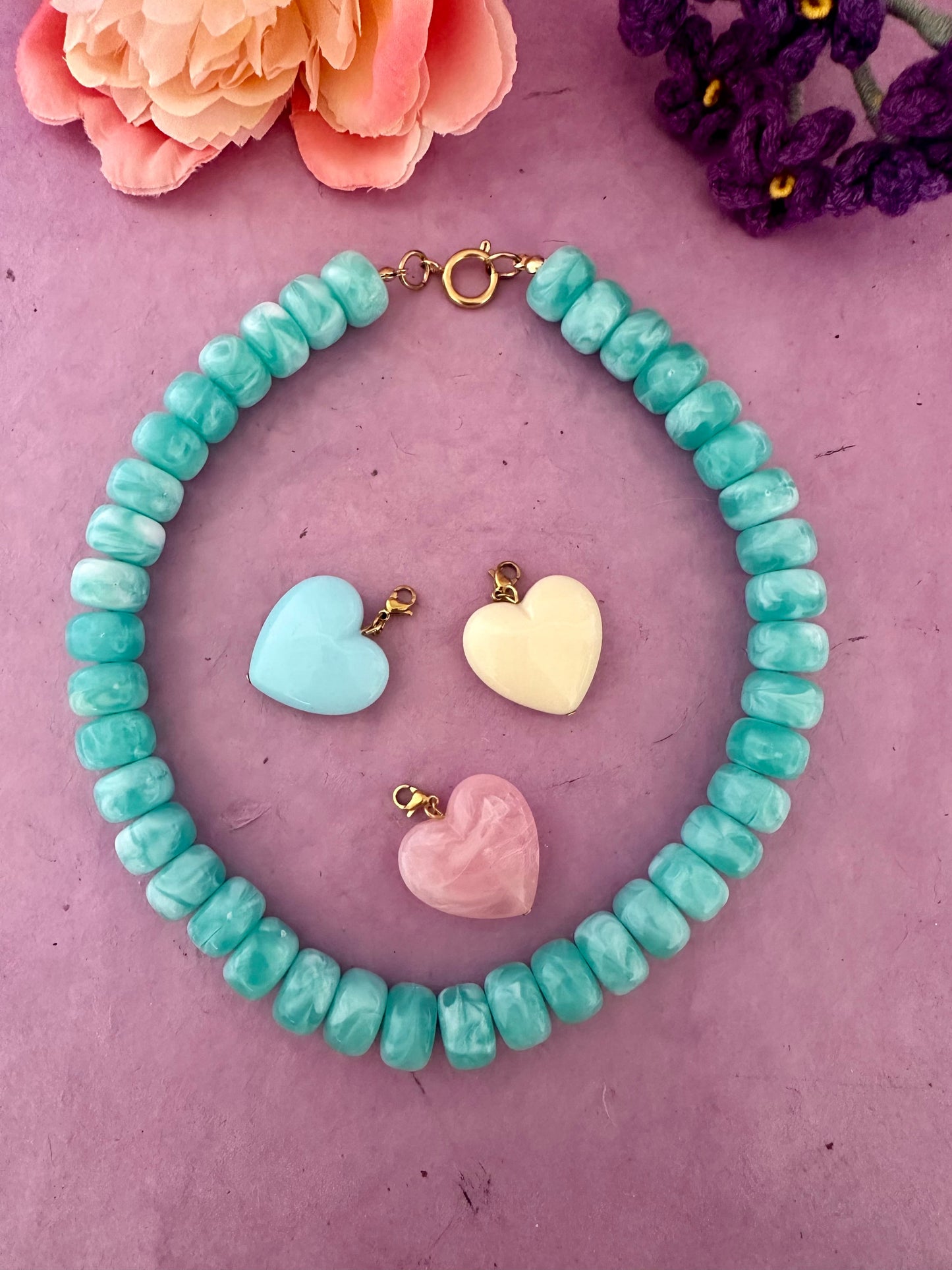 Coffret cadeau collier coeur CLAUDIE - Camilmari Bijoux - Collier turquoise avec coeurs bleu pâle / rose pâle / pêche
