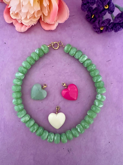 Coffret cadeau collier coeur CLAUDIE - Camilmari Bijoux - Collier vert pomme avec coeurs vert lichen / fuchsia / écru