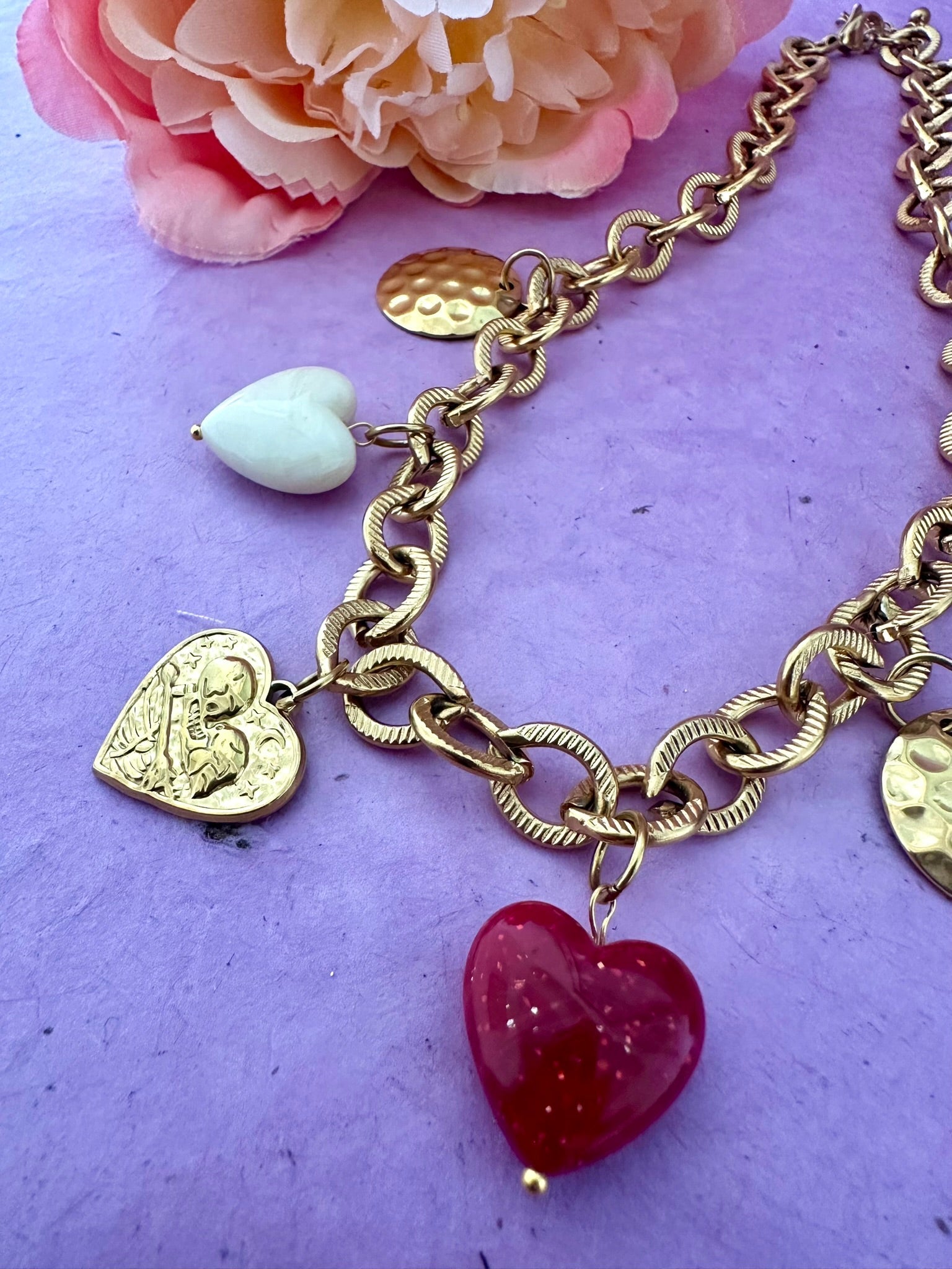 Collier ALTHÉA – Collier breloques coeurs doré rouge et écru - Camilmari Bijoux - 