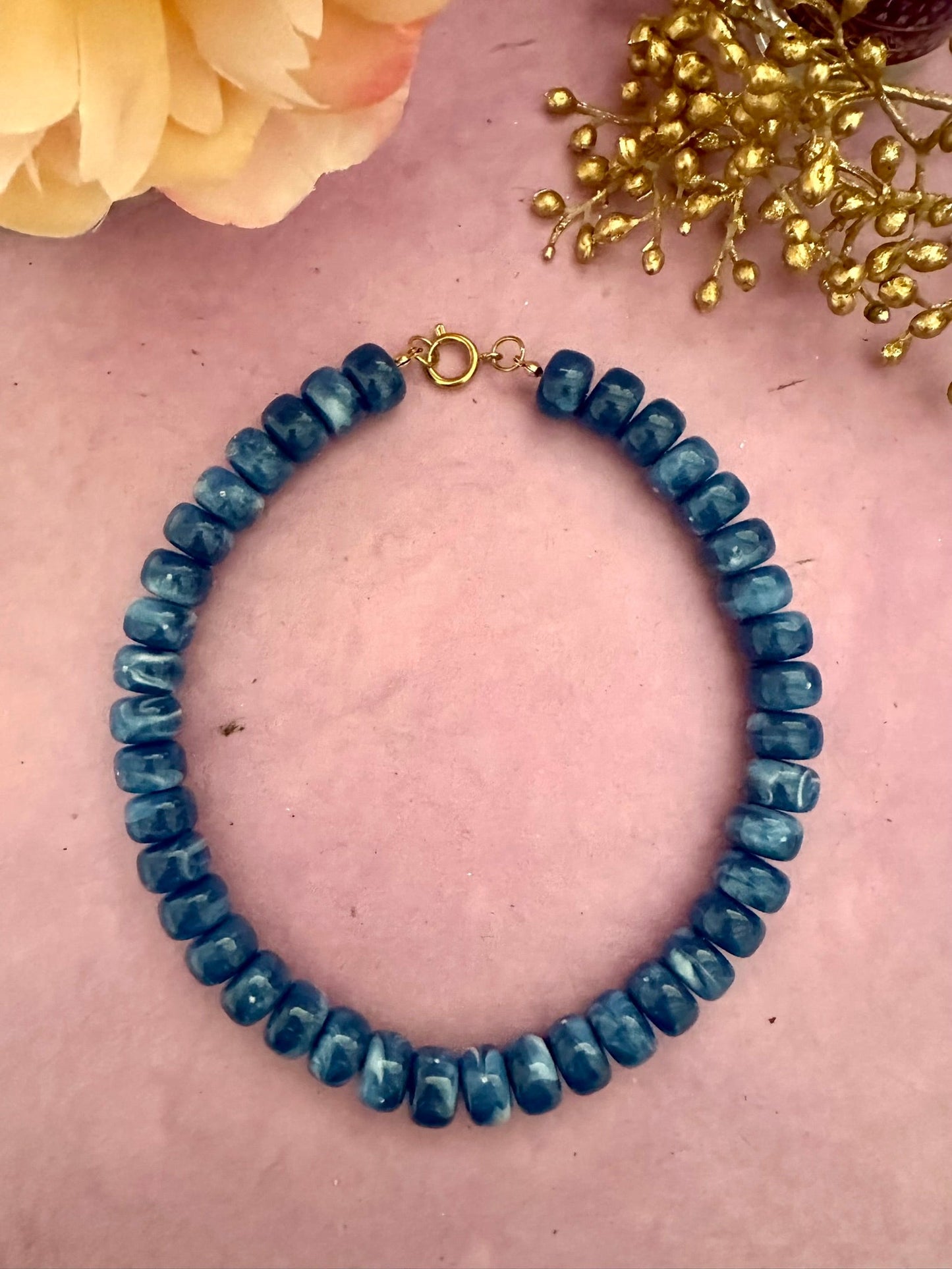 Collier CLAUDIA – Collier de perles coloré et moderne - Camilmari Bijoux - Bleu marine marbré