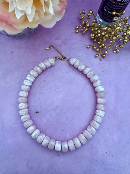 Collier CLAUDIA – Collier de perles coloré et moderne - Camilmari Bijoux - Rose pâle marbré