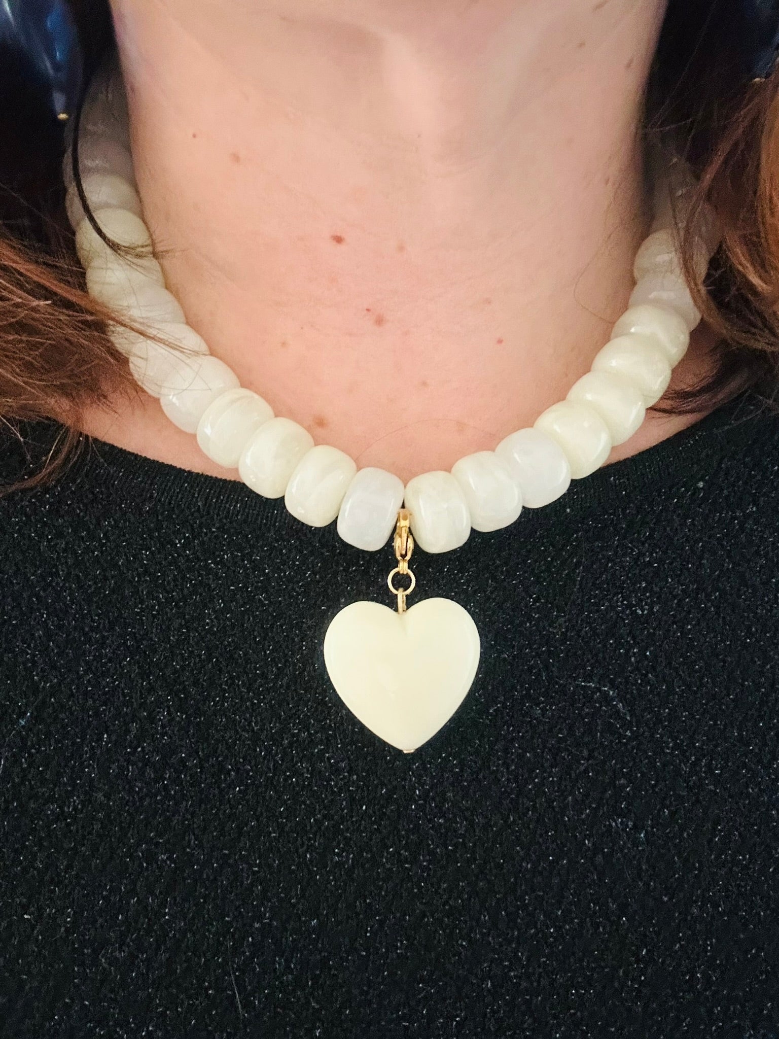 Collier cœur CLAUDIE – Collier de perles coloré fait main et personnalisable - Camilmari Bijoux - Écru marbré avec cœur écru