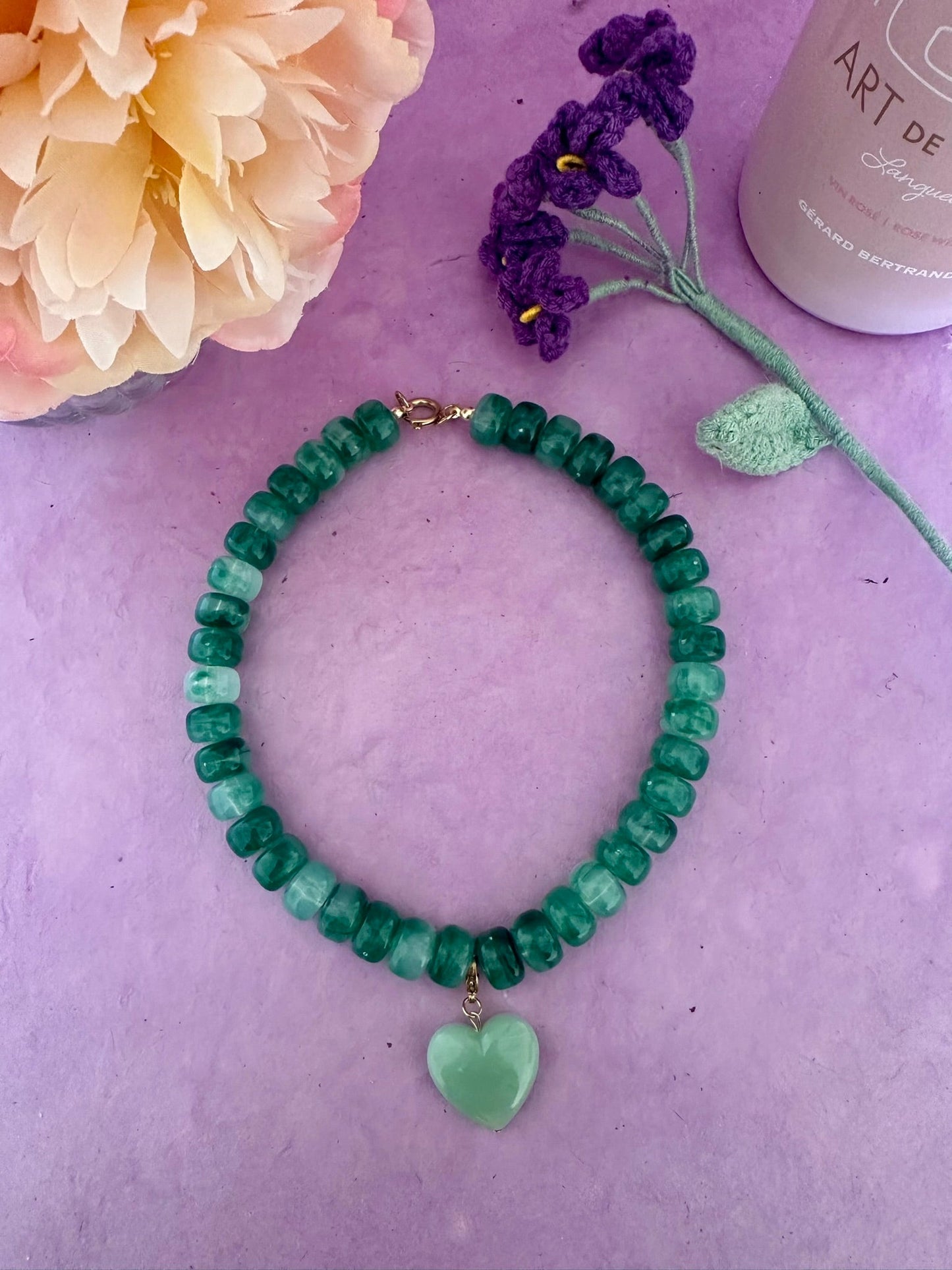 Collier cœur CLAUDIE – Collier de perles coloré fait main et personnalisable - Camilmari Bijoux - Écru marbré avec cœur ambré