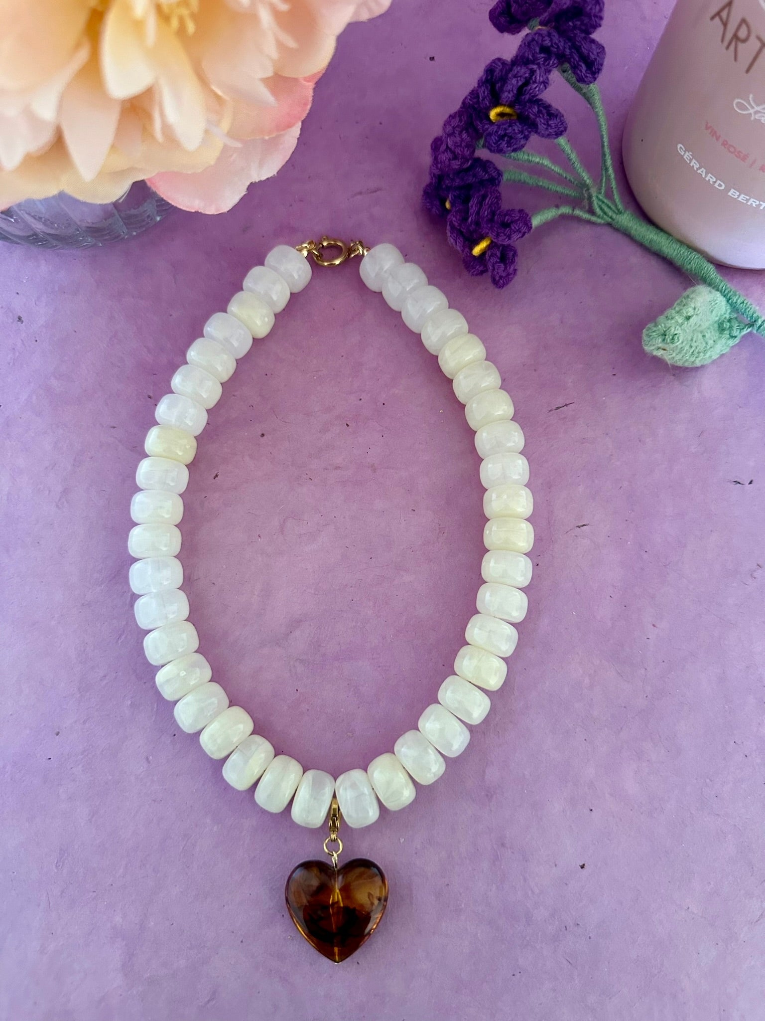 Collier cœur CLAUDIE – Collier de perles coloré fait main et personnalisable - Camilmari Bijoux - Écru marbré avec cœur ambré