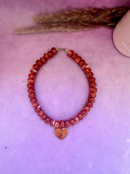 Collier cœur CLAUDIE – Collier de perles coloré fait main et personnalisable - Camilmari Bijoux - Terracotta - brique marbré avec cœur abricot
