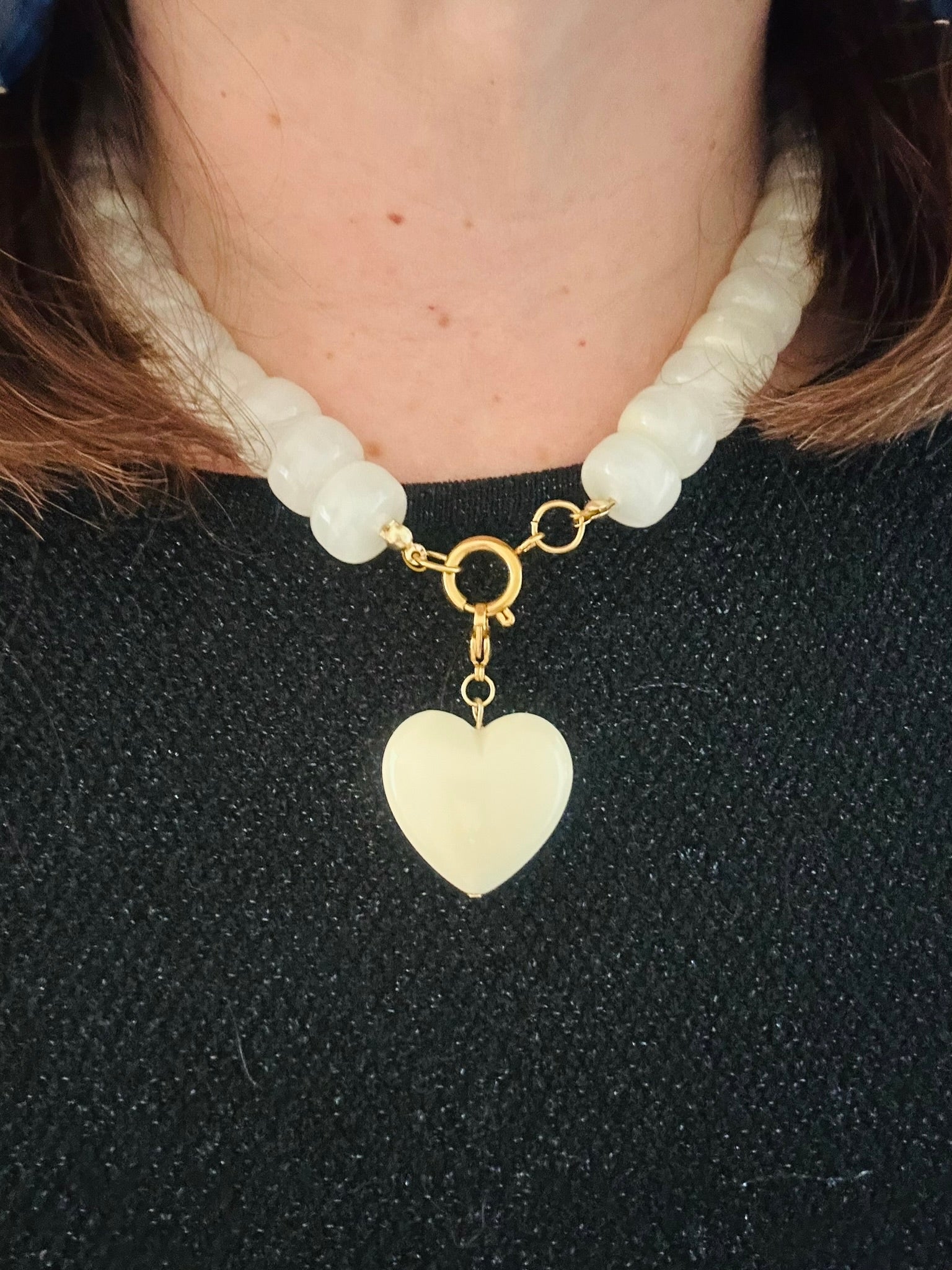 Collier cœur CLAUDIE – Collier de perles coloré fait main et personnalisable - Camilmari Bijoux - Écru marbré avec cœur écru
