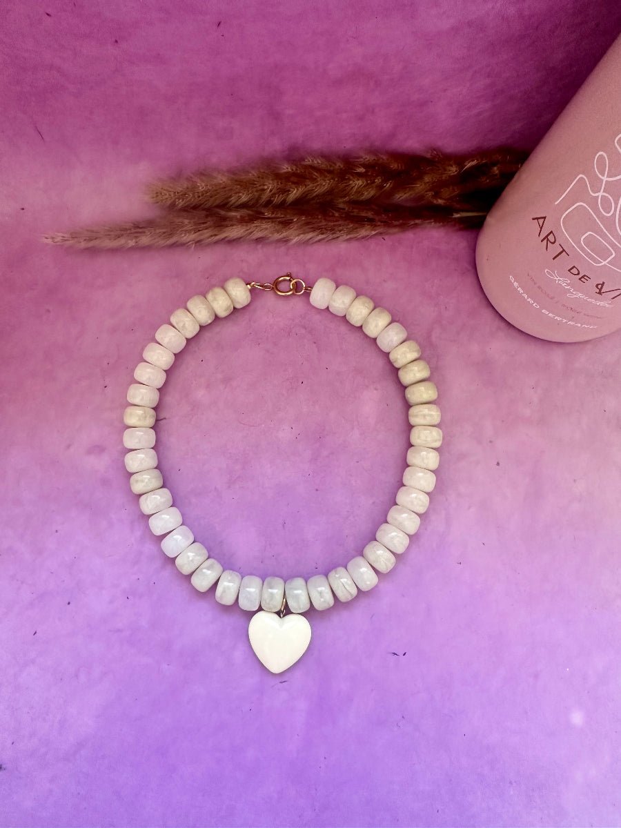 Collier cœur CLAUDIE – Collier de perles coloré fait main et personnalisable - Camilmari Bijoux - Écru marbré avec cœur écru