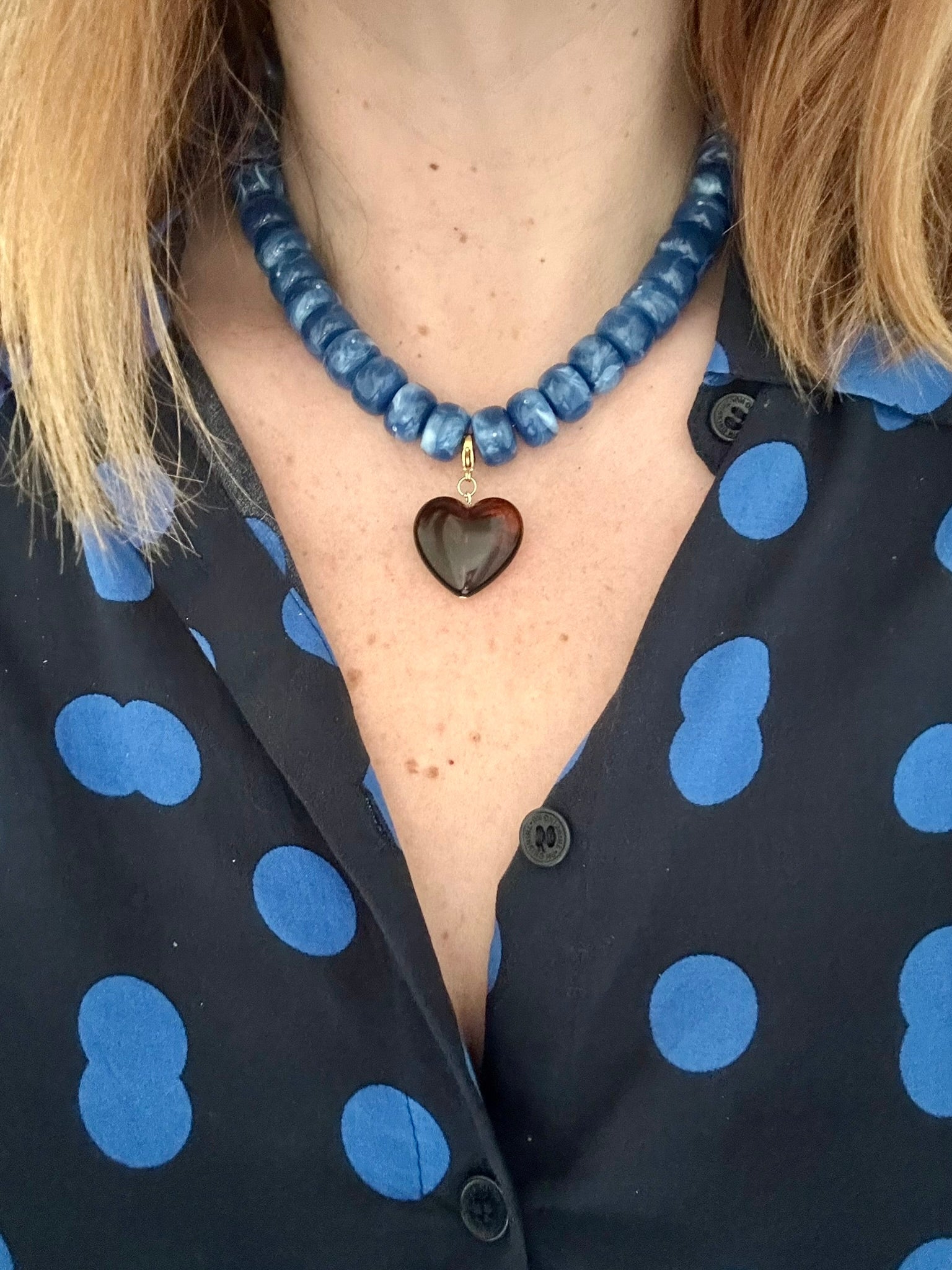 Collier cœur CLAUDIE – Collier de perles coloré fait main et personnalisable - Camilmari Bijoux - Terracotta - brique marbré avec cœur brun ambré