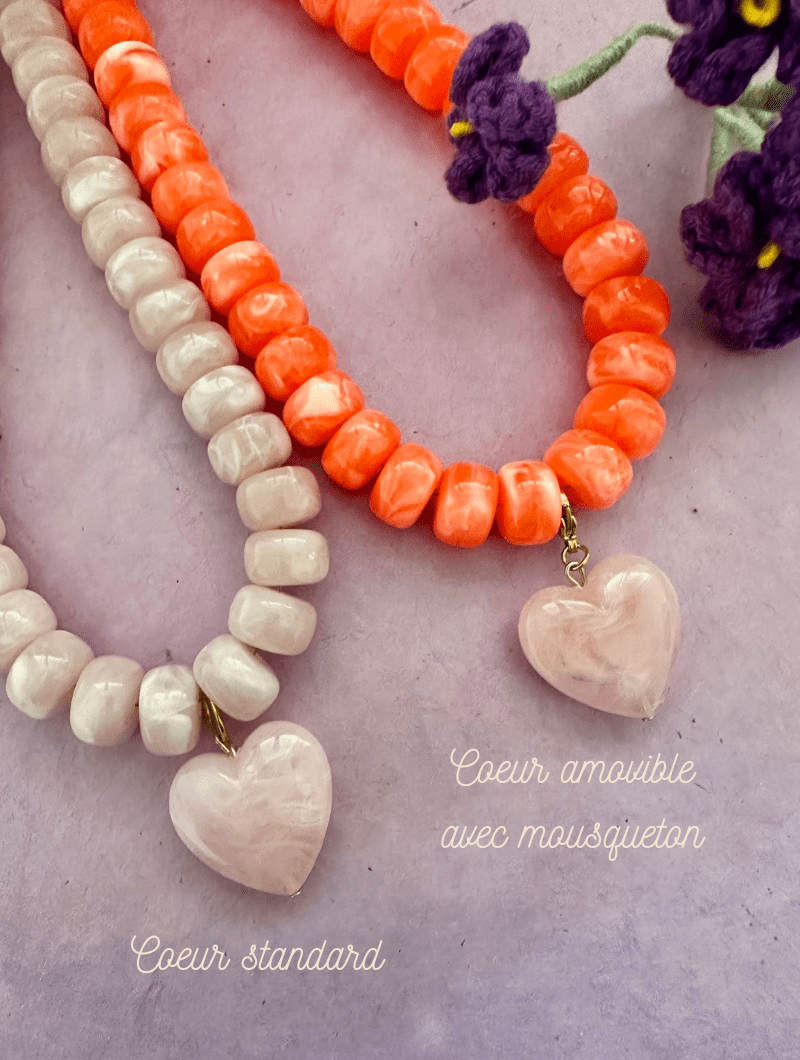 Collier cœur CLAUDIE – Collier de perles coloré fait main et personnalisable - Camilmari Bijoux - Corail marbré avec cœur rose pâle