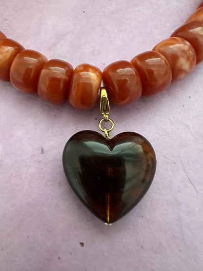Collier cœur CLAUDIE – Collier de perles coloré fait main et personnalisable - Camilmari Bijoux - Terracotta - brique marbré avec cœur brun ambré