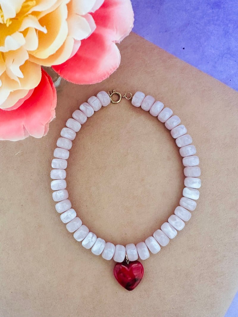 Collier cœur CLAUDIE – Collier de perles coloré fait main et personnalisable - Camilmari Bijoux - Rose pâle marbré avec cœur rouge foncé marbré