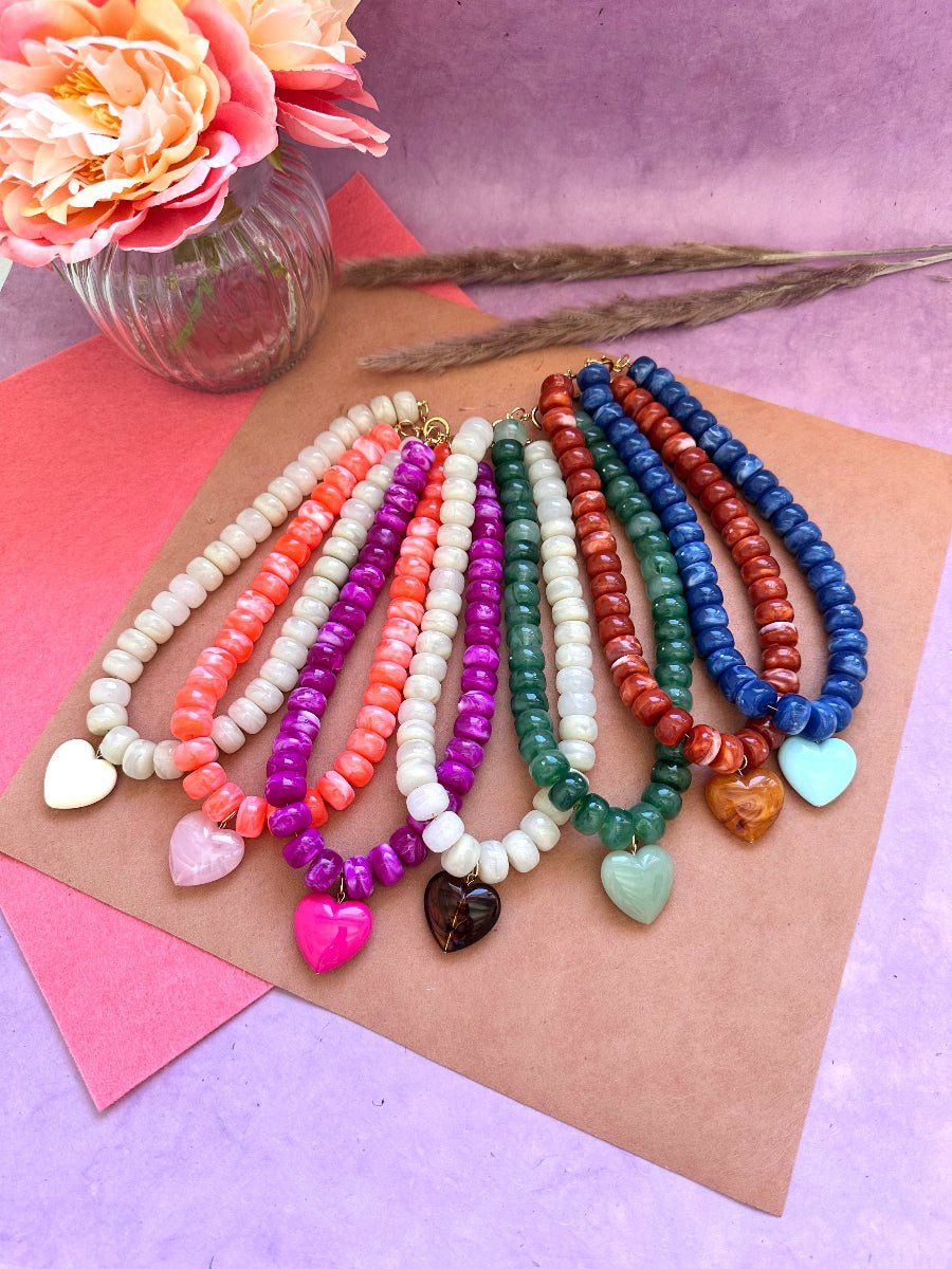 Collier cœur CLAUDIE – Collier de perles coloré fait main et personnalisable - Camilmari Bijoux - Écru marbré avec cœur écru
